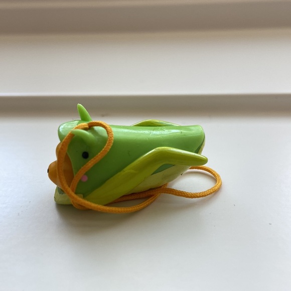 Grasshopper peek a pooh - Picture 2 of 2